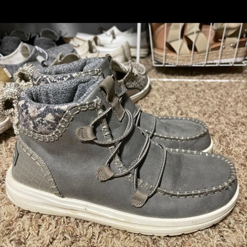 Woman’s HEY DUDE boots
